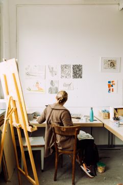 Larissa Schulze-Osthoff ist eine von fünf kreativ Tätigen, die die Räume des Studios derzeit zum Arbeiten nutzen.