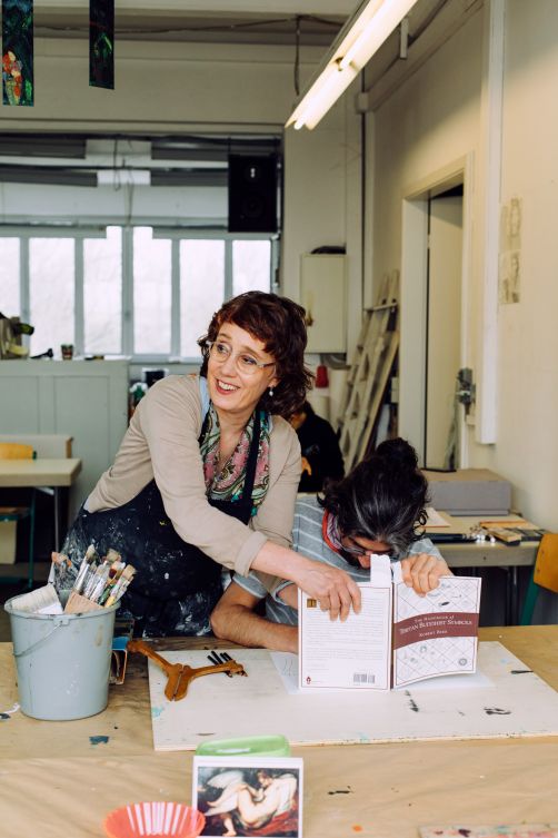 Brigitte Reisz von den AHOI studios mit Fabian Roth-Neda bei der Kunstproduktion