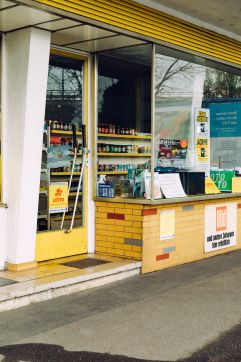 Ein einsamer Kiosk verströmt ein bisschen Flair wie in den großen Hafenstädten.