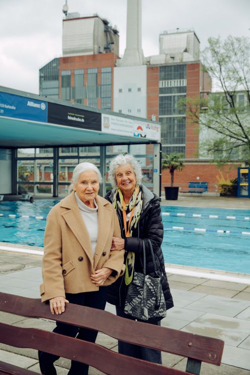 Die Freundinnen Renate Breh und Gabriele Leyer kommen seit den 1960er-Jahren regelmäßig ins Sonnenbad.