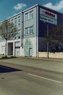 Gleich nebenan befindet sich die Karlsruher Tafel e. V. in einem Industriegebäude.