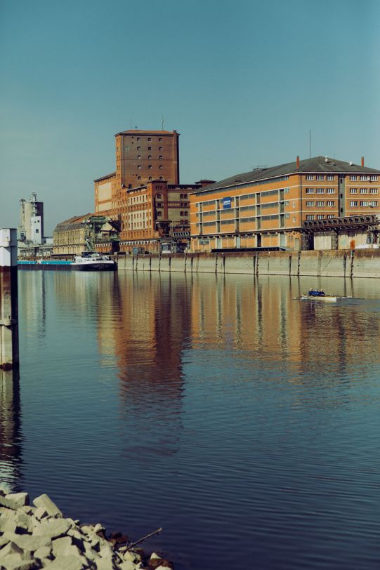 Die historischen Werftgebäude und Speicher mit vorgelagerten Anlegestellen
