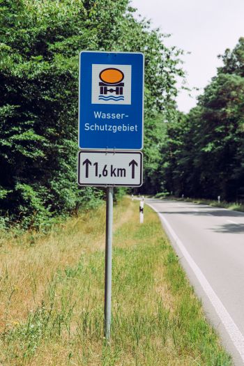 Wasserschutzgebiet-Schild an einer Landstraße