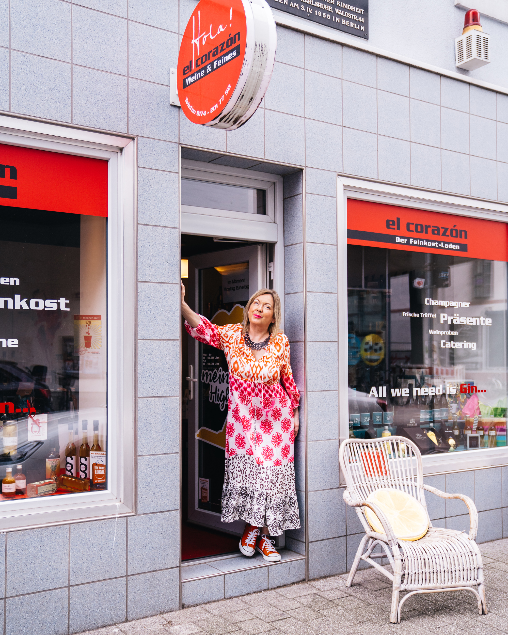 Gaby Schwebe vor ihrem Feinkostladen el corazón