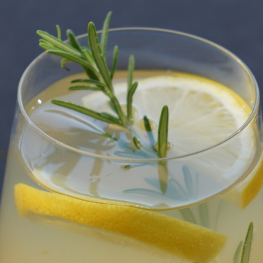 Erfrischende Trinkwasser-Cocktails