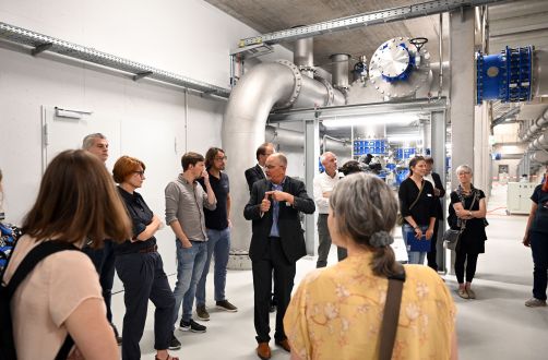 Dr. Bernd Hofmann erklärt Besucher*innen, wie das neue Wasserwerk funktioniert.