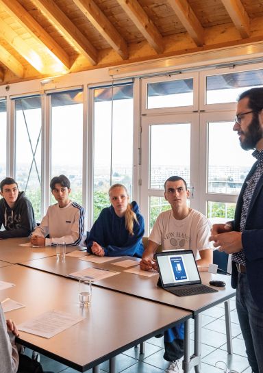 Schüler werden über das Thema Energie von einem Experten informiert