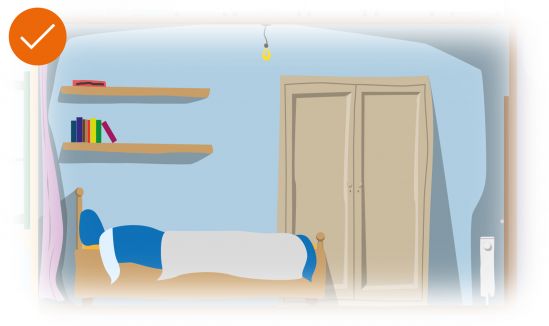 leeres Bett im Schlafzimmer