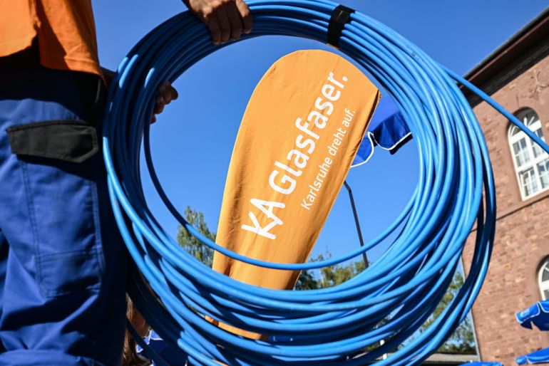 Glasfaberkabel in der Hand eines Mitarbeiters der Stadtwerke Karlsruhe