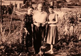 Schwarzweiß-Bild von Familie im Garten