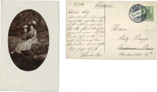 Vorder- und Rückseite einer alten Postkarte mit Familienportrait
