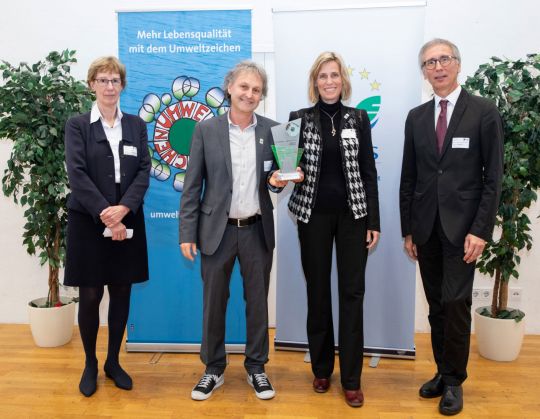 Vertreter*innen der Stadtwerke erhalten Auszeichnung