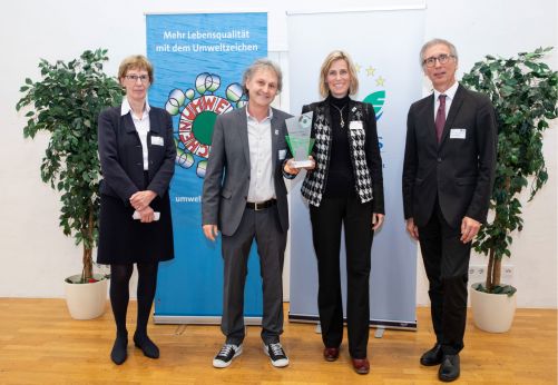 Vertreter*innen der Stadtwerke erhalten Auszeichnung