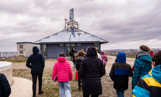 Die 18 jungen Leute, die auf dem Weg zum Pavillion auf dem Energieberg