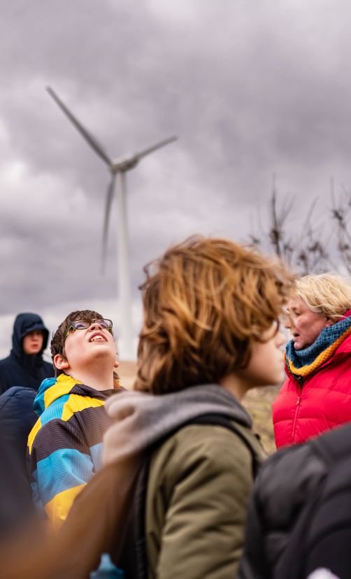 Schüler*innen des Klima-Teams des Goethe-Gymnasiums interessieren sich auf dem Energieberg für die Leistungen regenerativer Energien.