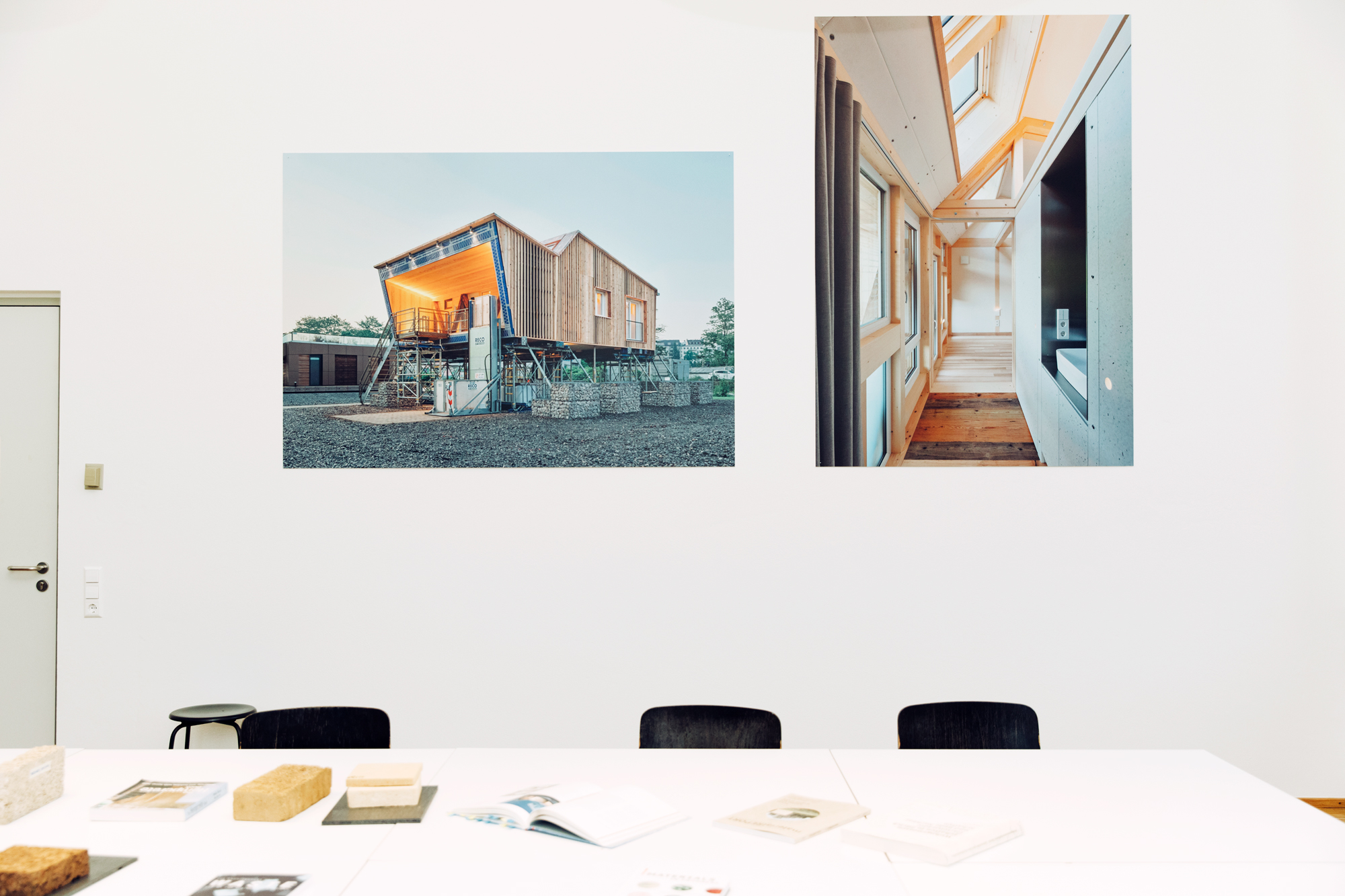 Ein Blick in die Arbeitsräume am Karlsruher Institut für Technologie, wo das Projekt RoofKIT entwickelt wurde. Die Fotos des Prototypen an der Wand sind von Zooey Braun.