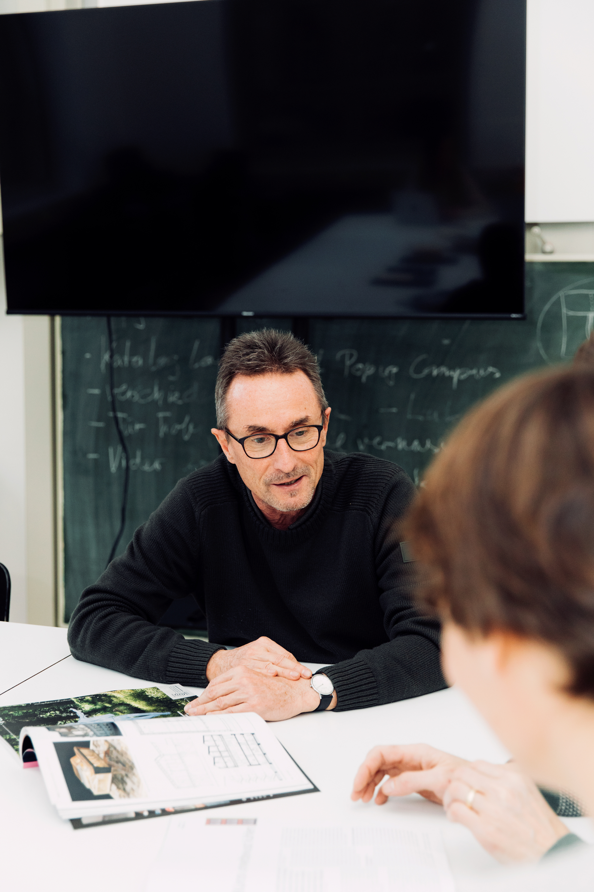 Prof. Andreas Wagner mit Studierenden – gemeinsam mit Prof. Dirk E. Hebel übernahm er die Leitung vom Projekt RoofKIT.