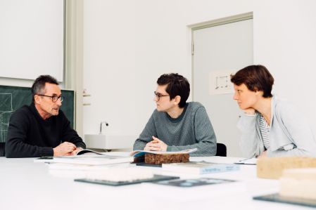 Prof. Andreas Wagner und Daniel Lenz im regelmäßigen Austausch mit dem Team: Rund zweieinhalb Jahre wurde hier intensiv und interdisziplinär gearbeitet.