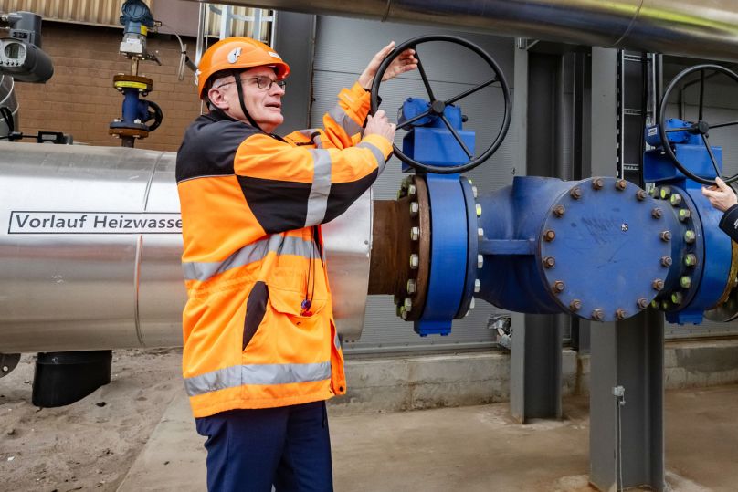 Mitarbeiter der Stadtwerke Karlsruhe arbeitet an einer Fernwärmeleitung