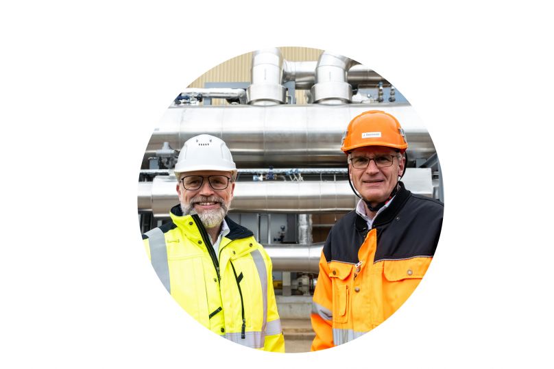 Stadtwerke-Geschäftsführer Michael Homann (links) und Joachim Grünewald, Geschäftsführer der Stora Enso Maxau GmbH, freuen sich über den gemeinsam erreichten Meilenstein für die Karlsruher Wärmewende.