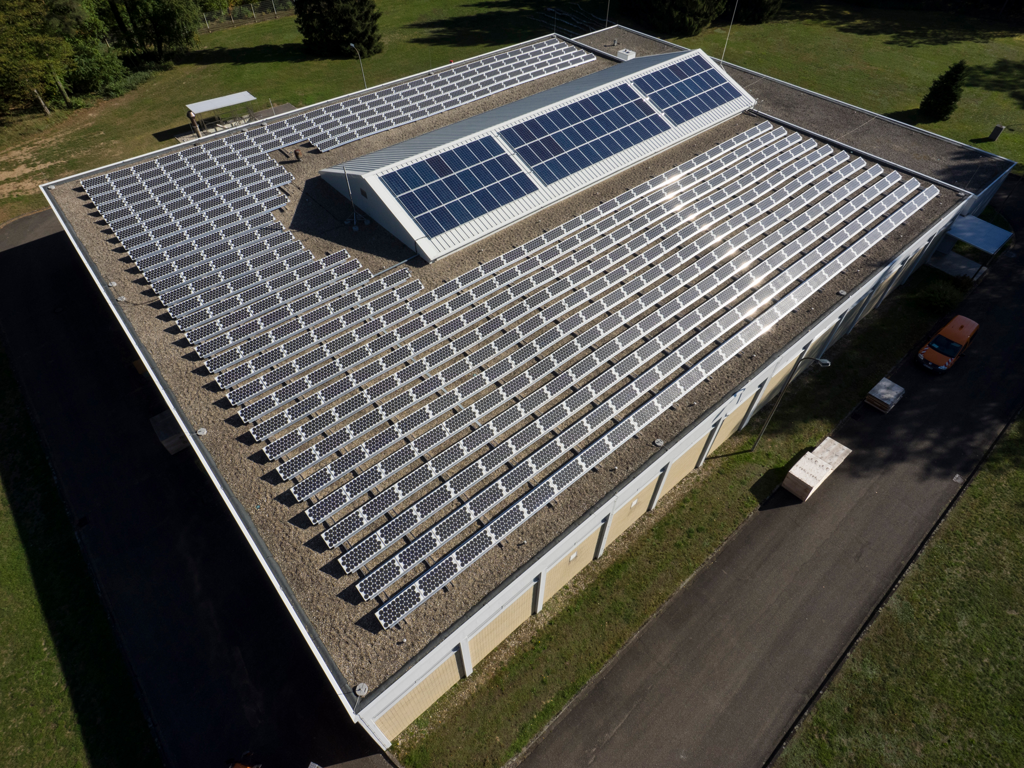 Solaranlage auf den Dächern von den Stadtwerken