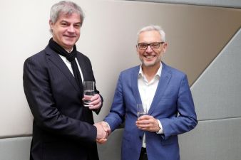 Professor Doktor Matthias Meier und Wolfgang Deinlein schütteln sich die Hand
