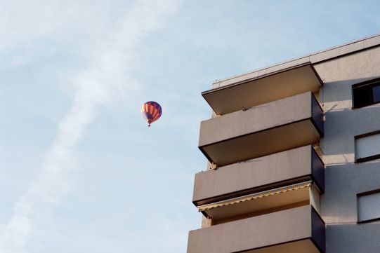 Mit einem Heißluftballon wird nicht geflogen, sondern gefahren – mit dem Wind. Da oben ist es dann übrigens fast windstill, da sich der Ballon genauso schnell wie der Wind bewegt.
