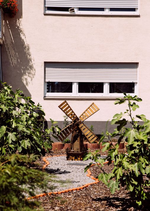 Technische Erfindungen wie Windmühlen, Segel oder Flügel ermöglichten der Menschheit wichtige Entwicklungsschritte.
