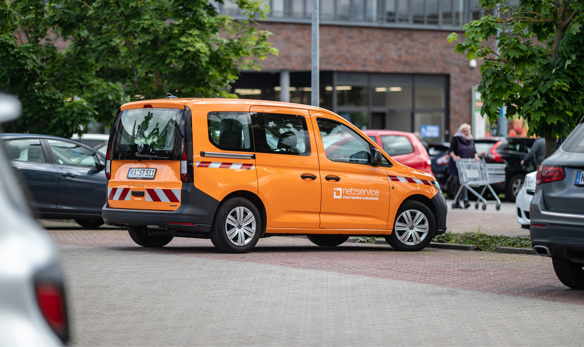 Orangenes Dienstfahrzeug der Stadtwerke Karlsruhe