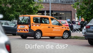 Stadtwerke Transporter in Orange Rufbereitschaft