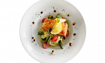 Lachsfilet auf Tagliatelle mit Spargel – Rezept
