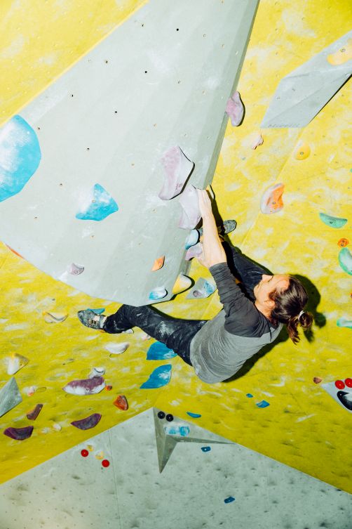 Boulderer an der Wand