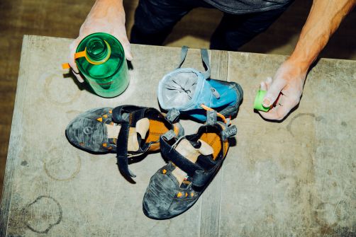 Kletterschuhe, Chalk, Wasserflasche auf dem Tisch