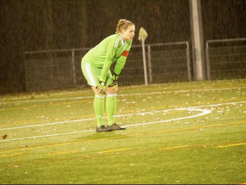 Jana Kunz beim Flutlichtspiel im Aufstiegsrennen gegen Viernheim auf dem Kunstrasen des KIT-SC.