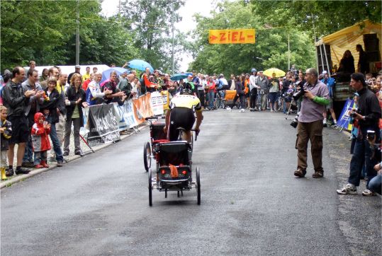 Beim traditionellen Turmbergrennen (siehe auch den Hinweis auf der linken Seite) geht es den gleichnamigen Berg mit dem Fahrrad hoch – auch mit Anhänger.