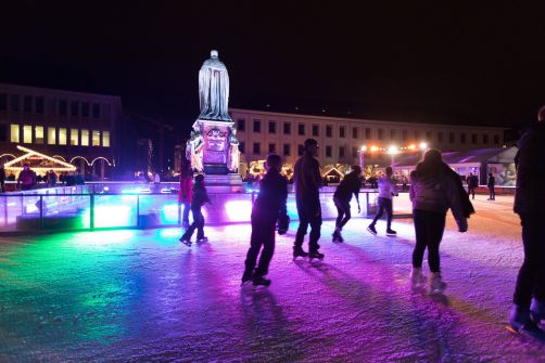 Eislaufen vor dem Schloss