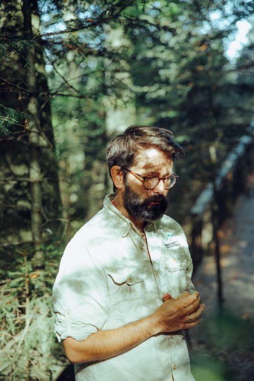 Dr. Flavius Popa, Sachbereichsleiter Mykologie und Bodenökologie im Nationalpark Schwarzwald, erforscht zusammen mit Kolleginnen und Kollegen an Universitäten und Museen, wie sich die Pilzpopulationen und der Waldboden langfristig entwickeln und verändern, wenn man sie einfach in Ruhe lässt.