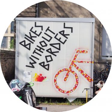 Container mit dem Schriftzug Bike without borders