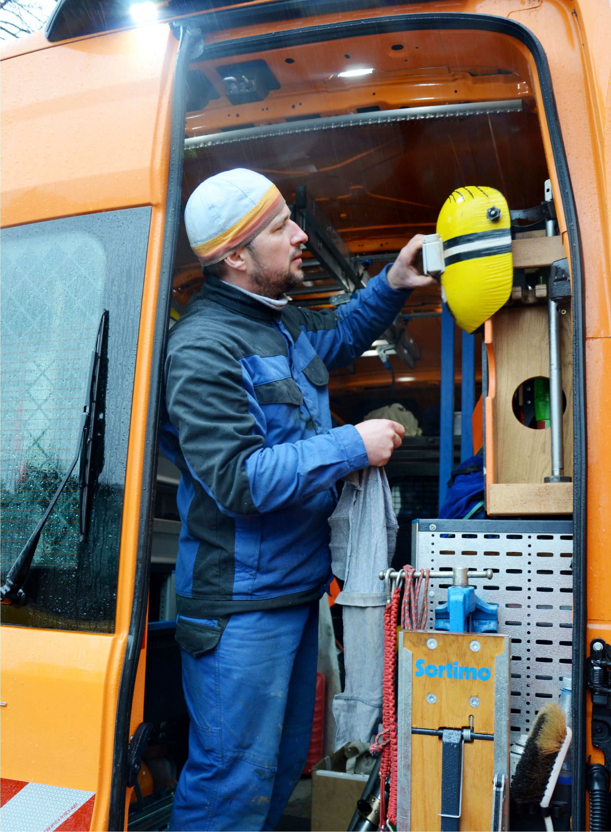 Schweißer Laszlo Rebrei, bereitet sich im Baustellenfahrzeug auf seinen Einsatz vor.