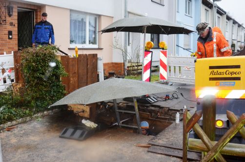 Laszlo Rebrei ist bei Regenwetter in der Grube am schweißen.
