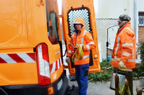 Arbeiter räumen ihre Werkzeuge in den Wagen