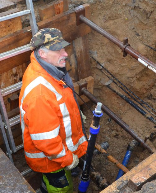 Stefan Breckwoldt geht es runter in die nasse Baugrube