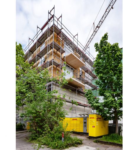 Holzhaus in der Nordweststadt umgeben von einem Gerüst