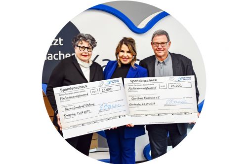 Monika Storck, Iman El Sonbaty, und Michael Dannenmaier halten gemeinsam ein Spendencheck