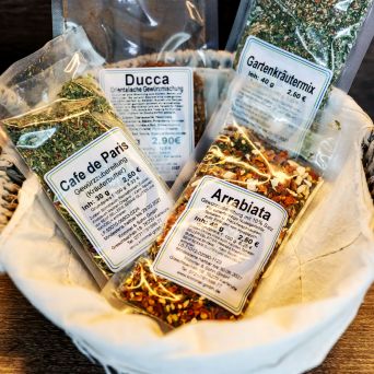 Gewürzpackungen in einem Korb