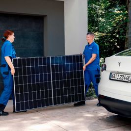 Installation Solarpanel zwei Personen