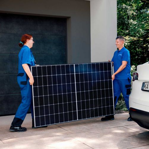 Sandra Wegl und Marco Becker von den Stadtwerken Karlsruhe bei der Installation eines Solarmoduls einer Photovoltaikanlage.