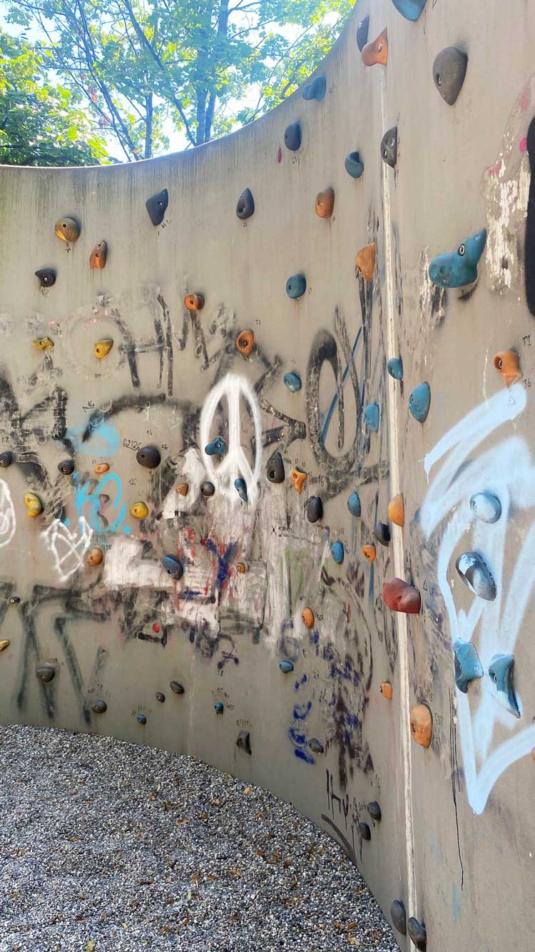 Die Kletterwand auf dem Spielplatz bei der Haltestelle Otto-Sachs-Straße