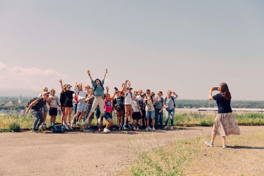 Klasse Ausflug! Die 6c des Fichte-Gymnasiums ganz weit oben – mit toller Aussicht auf die Stadt Karlsruhe.