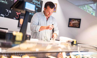 Rezept: Panierter Manouri mit karamellisierten Haselnüssen